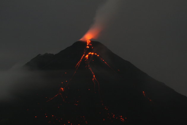 Vulkaan Arenal bij nacht