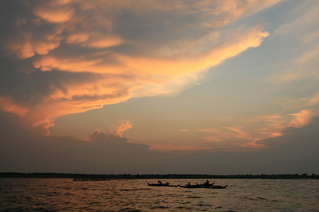 zonsondergang Tonle Sap meer