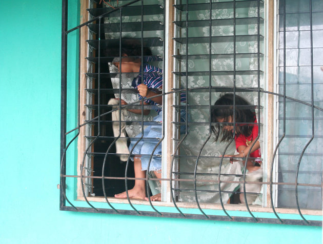 Kinderen poetsen het raam