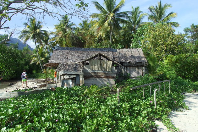 Een hutje op een verlaten strandje