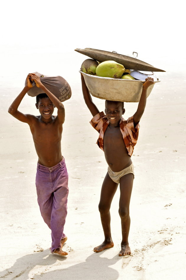 jongetjes aan het strand