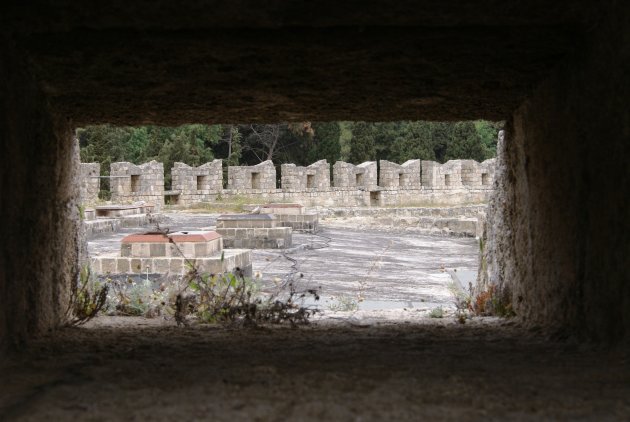 Doorkijkje vanaf de stadsmuur in Rodos