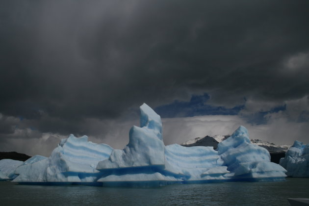 IJsberg tegen wolkenlucht