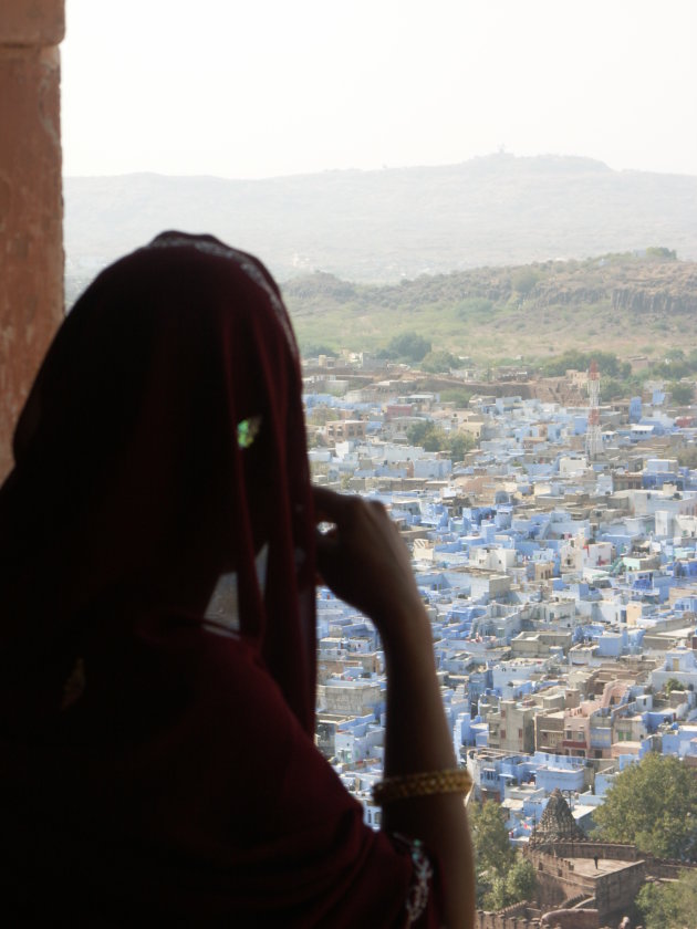 Vrouw kijkt over Jodhpur