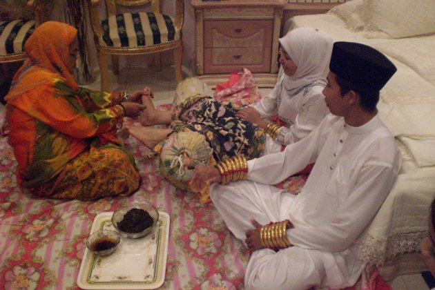Versieringen van henna op de voeten en handen van de bruid en bruidegom
