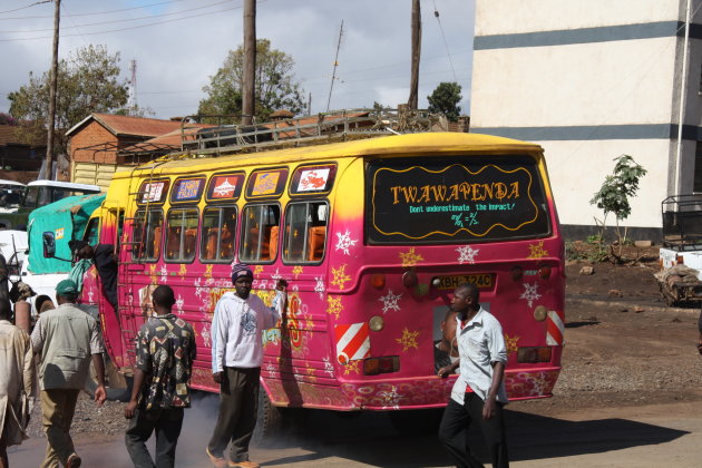 Kleurrijke bus in de stad
