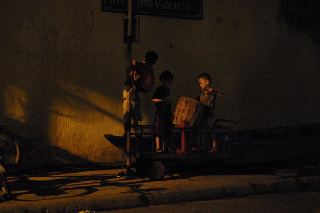 kinderen bij maanlicht