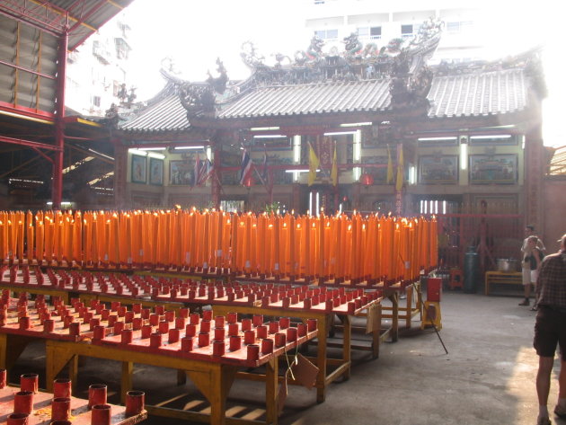 Kaarsen bij de tempel van de zwarte boedha.