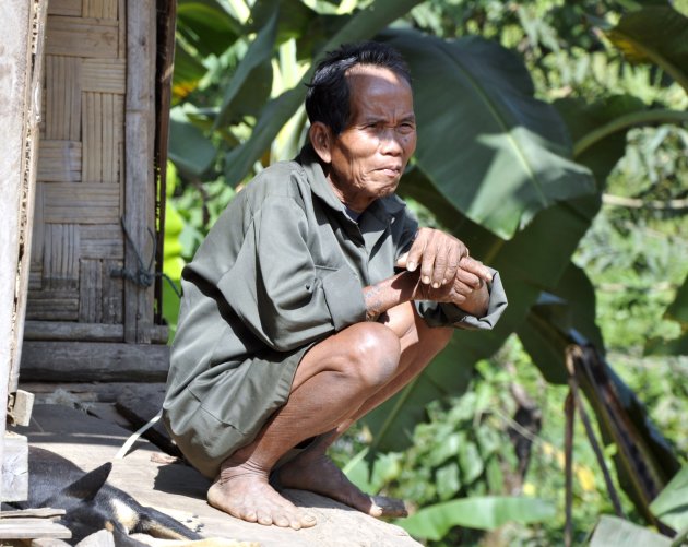 Kamung-man in bergdorp langs de Mekong