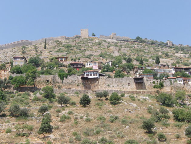 Fort en woonhuizen langs de kust van Alanya