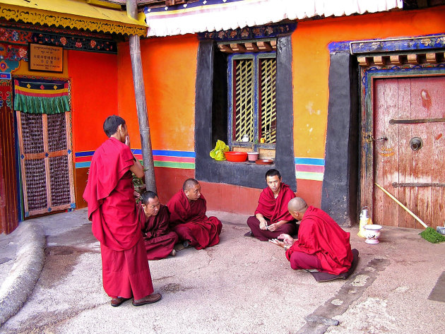 monniken krijgen onderricht