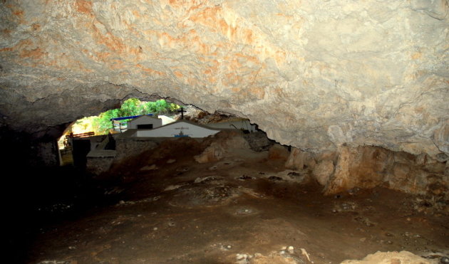 Het kerkje in de grot van Agia Sofia.