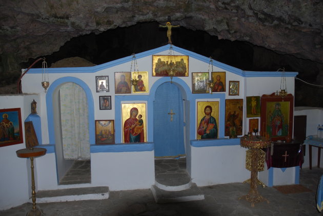 De Iconostase in de grot Agia Sofia.