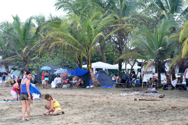 Families op het strand tijdens de paasdagen