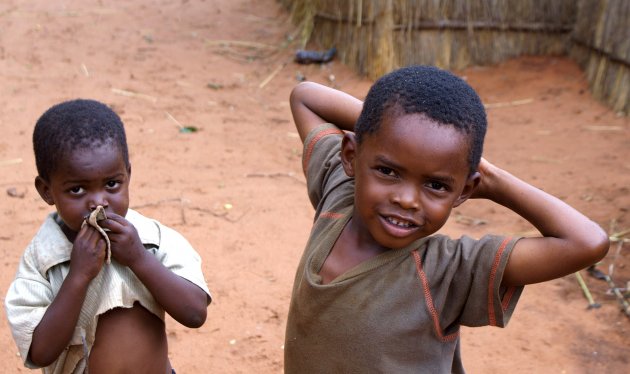 Verlegen kids in Chief Mukuni's Village