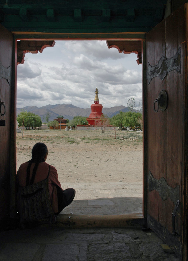 Uitzicht vanuit een stupa op een stupa