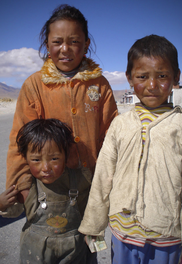 3 kinderen in Old-Tingri