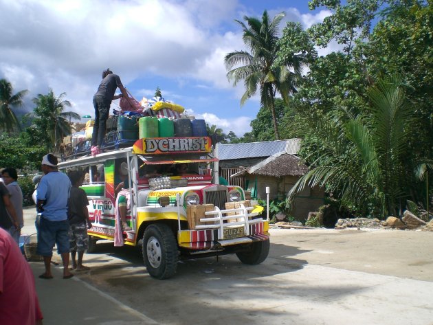 het inladen van de jeepney 