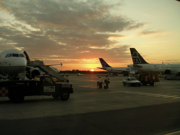 Het vliegveld van Cancun bij zonsondergang.