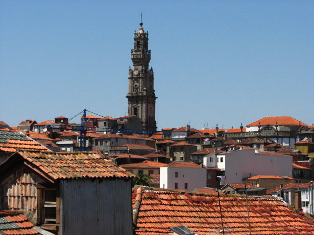 karakteristieke daken Portugal met opachtergornd Torre dos Clérigos