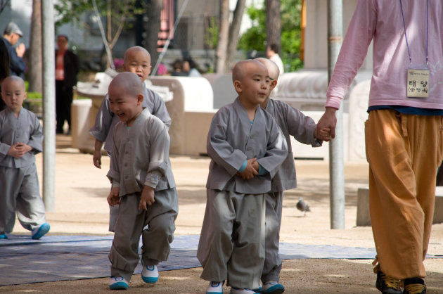 jonge monnikken in Insandong tempel