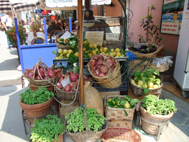 Kraampje met groenten en fruit in Monterosso al Mare, Cinque terre.