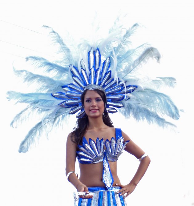Vrouw in het blauw op praalwagen tijdens Carnaval in Panama City
