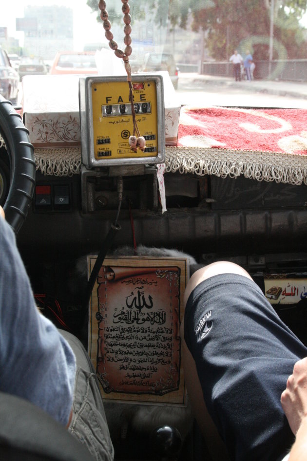 Taximeter en de Koran in een lokale taxi in Caïro