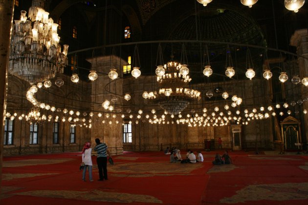 het indrukwekkende interieur van de Mohammed Ali moskee