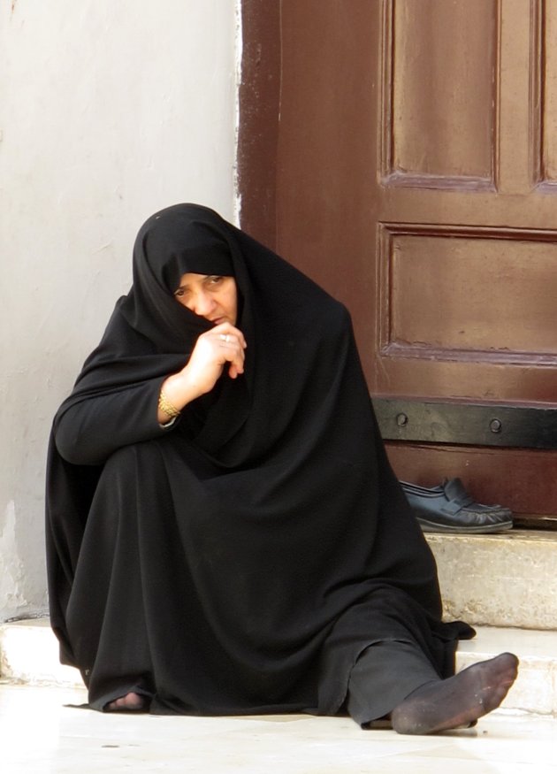 Vrouw bij Omayyaden moskee in gedachten verzonken.