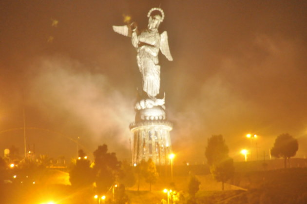 La Virgen de Quito staat in brand!