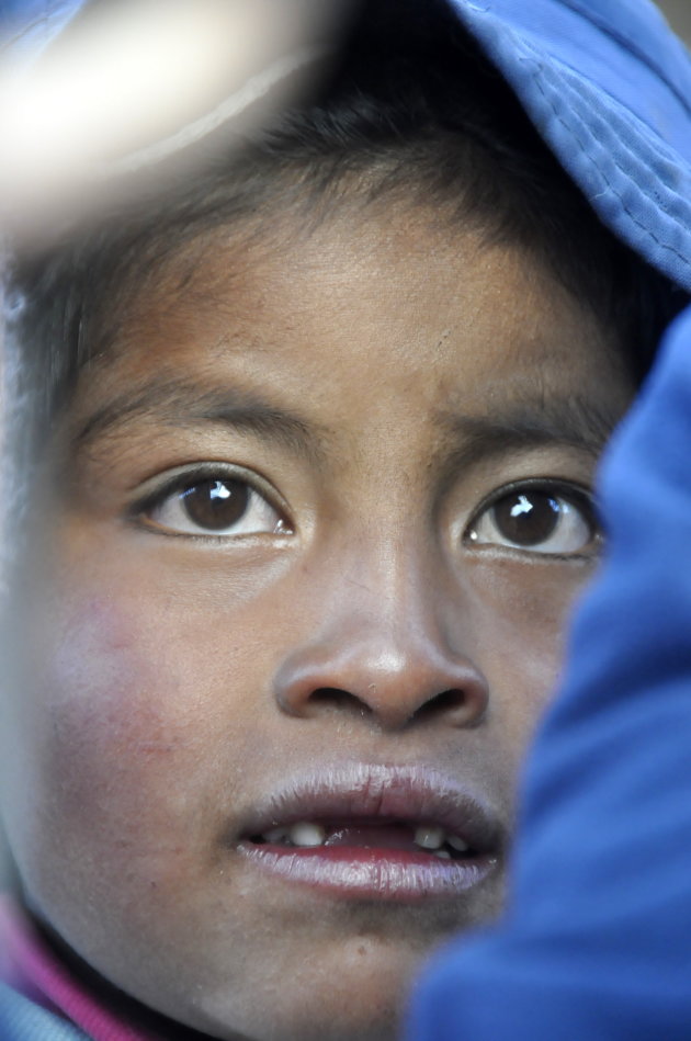 Portret van een Ecuadoriaans jongetje dat aan het tandenwisselen is