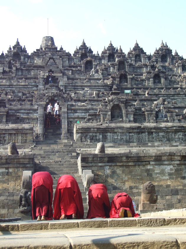 Monniken knielen voor Borobudur