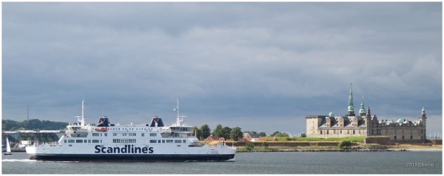 Ferry paseert kansteel Kronborg