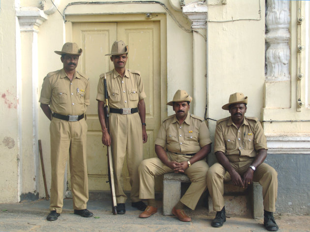 Bewakers bij Mysore Palace, India