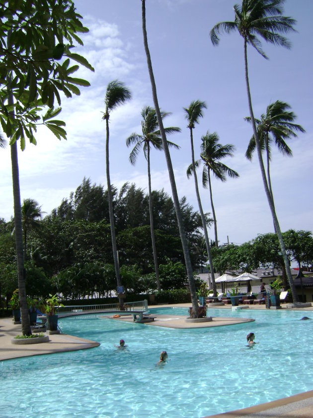 zwembad bij hotel op Phuket