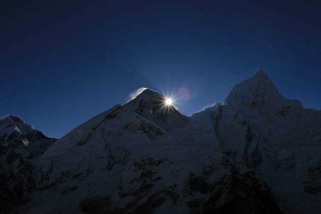 Zonsopkomst achter de Mt Everest gezien vanaf Kalar Patar