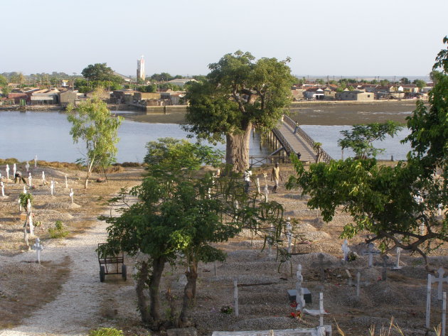 De gemengde begraafplaats (moslims en christenen) van Joal-Fadiout.