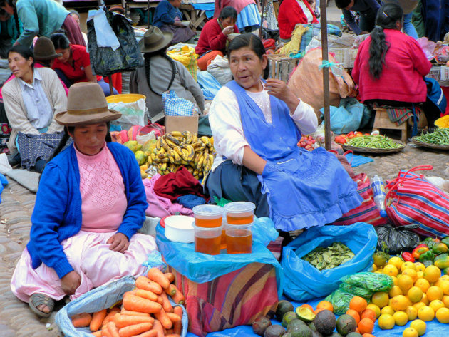 groente en fruitverkoop op de markt in Pisaq