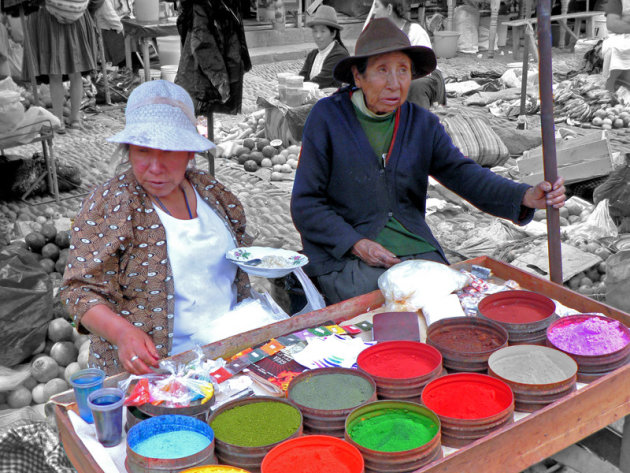 eten en kleurpigmenten op markt van Pisac