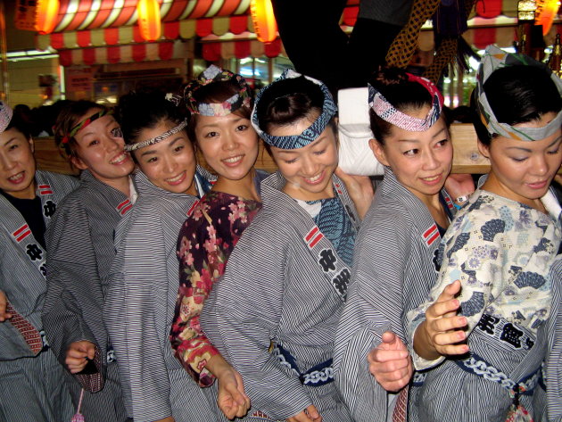 Vrouwen dragen de omikoshi tijdens een matsuri in Fukuoka Nakasu district