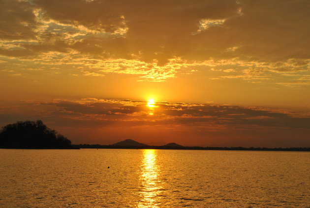 zonsondegang bij lake Malawi
