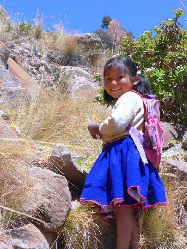 Meisje op weg naar school op het eiland Taquile