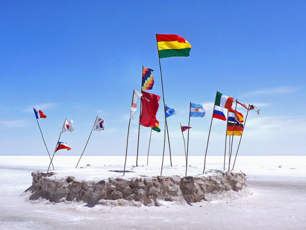 De Nederlandse vlag geheven op de zoutvlakte van Uyuni, bij het zouthotel