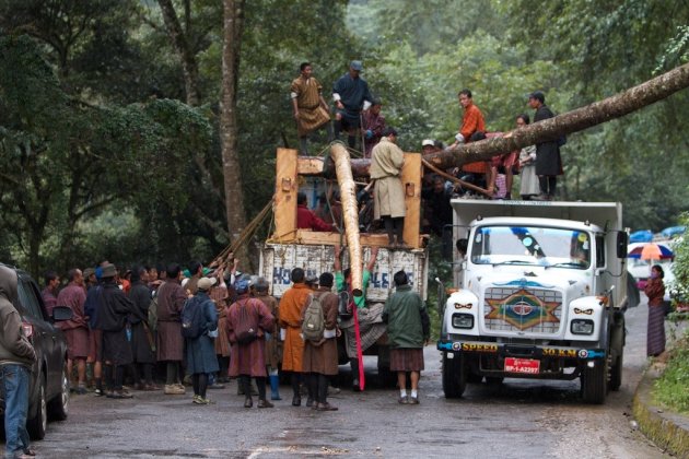 Een merkwaardige wegversperring op de snelweg in Bhutan