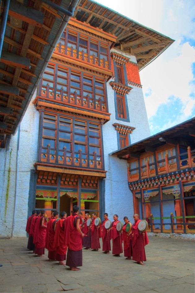Dansende monniken in Djakar Dzong