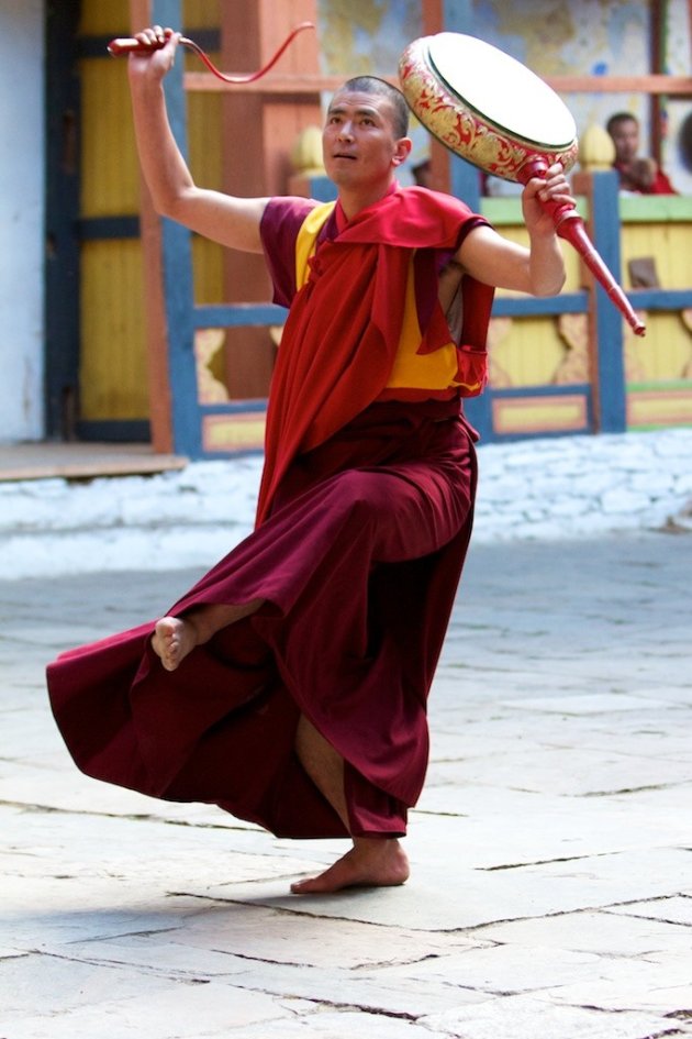 Boedhistische monnik gaat op in de dans