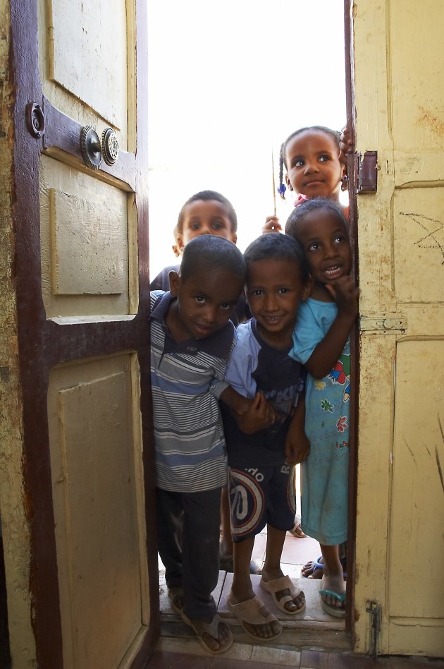 Nieuwsgierige buurtjes, nubian children2