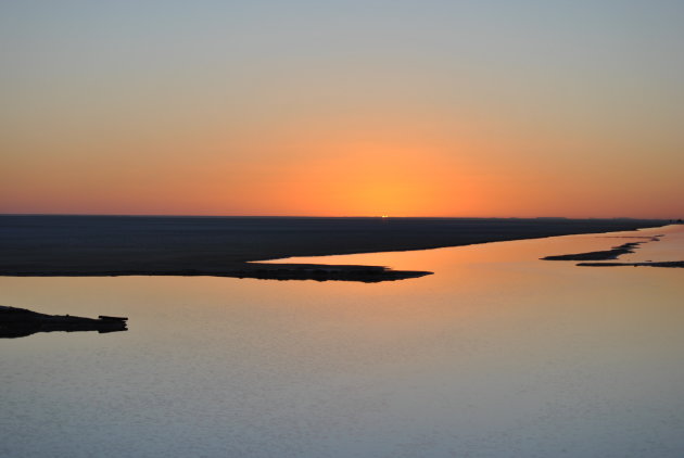 Zonsopgang in het grootste zoutmeer van Tunesië Sjott el-Djerid