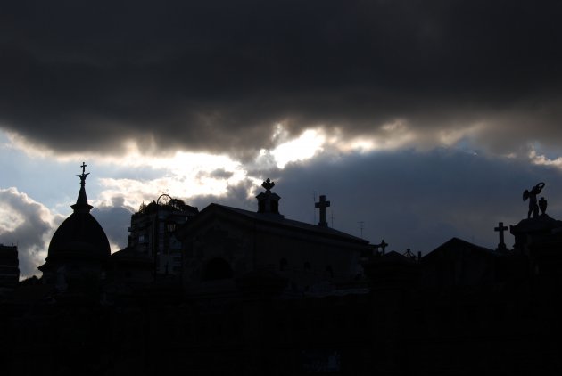 donkere wolken boven de la Recoleta begraafplaats